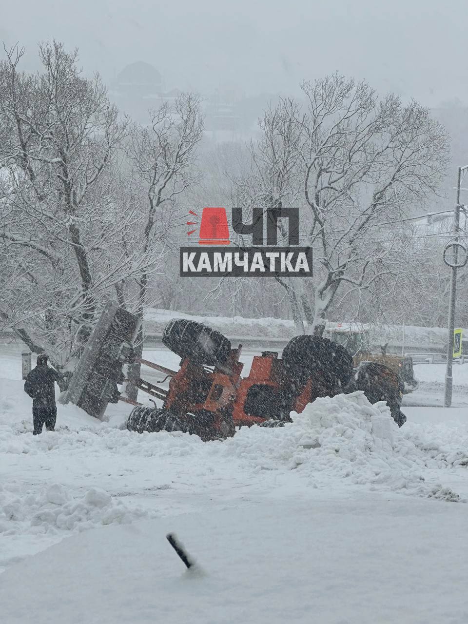 Устал…  На Петропавловском шоссе,10 перевернулся трактор, сообщают очевидцы в «ЧП Камчатка»