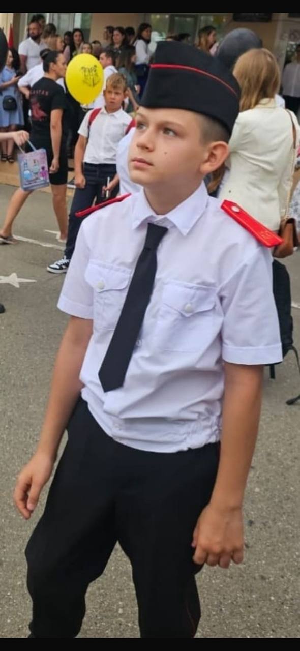 Полиция Краснодара ищет пропавшего подростка  12 летний Егор Смирнов утром 11 ноября ушел в школу и до настоящего времени его местонахождение не установлено  Приметы Егора рост 150 154 см худощавого телосложения светло русые волосы Был одет в красную куртку казачью форму черные кроссовки с собой черный рюкзак с салатовыми полосками На поиски несовершеннолетнего ориентирован личный состав отдела полиции Прикубанский округ Управления МВД России по городу Краснодару Были созданы поисковые группы Уважаемые граждане если вы располагаете какой либо информацией о возможном месте нахождения подростка просим незамедлительно сообщить по телефонам 02 с мобильного телефона 102 112   Пресс служба Управления МВД России по городу Краснодару