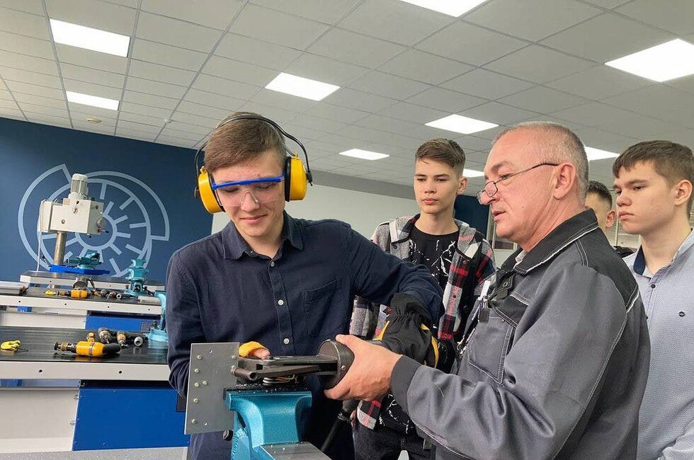 Мариупольский строительный колледж выиграл всероссийский конкурс Конкурс объединил 87 участников из 34 регионов Российской Федерации и в этой серьезной профессиональной борьбе ваш колледж сумел войти в число победителей отметил министр образования и науки ДНР Олег Трофимов По его словам жюри особо отметило ориентацию колледжа на практику В процесс обучения вовлекают действующих специалистов отрасли студентам демонстрируют реальный опыт Читать полностью молодежь Фото Официальный ТГ канал Олега Трофимова  Подпишись на нас в MAX