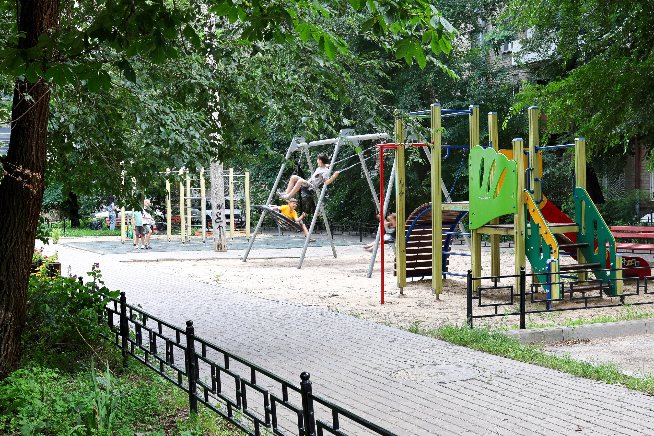 В ходе благоустройства дворовых территорий в этом году обновим 52 пространства. Часть из них – это те места, где из-за проблем с подрядными организациями ремонт не завершили в прошлом году. Благодаря сэкономленным средствам при проведении торгов мы смогли включить работы по установке малых архитектурных форм еще в 12 дворах.  Основными видами работ по выбору горожан по традиции стали устройство тротуаров, организация освещения, асфальтирование дворов и проездов, установка урн и скамеек, а также обустройство детского игрового и спортивного оборудования. На 13 дворовых территориях работы уже завершились, еще на 25 благоустройство идет прямо сейчас, к остальным подрядные организации приступят в ближайшее время. Все работы планируют завершить уже в начале осени.   Благодаря поддержке Правительства Воронежской области на реализацию этой программы направлено более 177 млн рублей. Как и говорил ранее, соблюдение графиков выполнения благоустройства контролируют руководители районных управ.  Телеграм   Вконтакте   Одноклассники