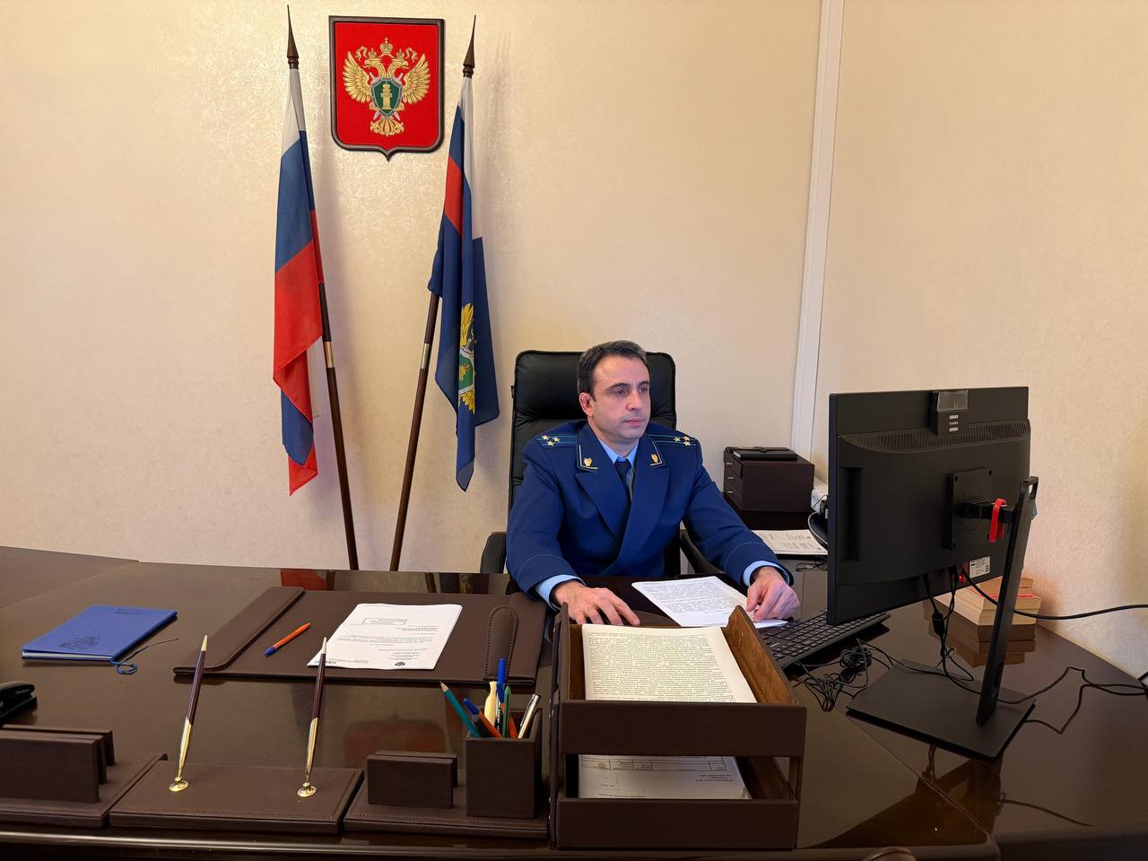 По материалам проверки прокуратуры Хасавюрта возбуждено уголовное дело в отношении должностного лица управления Минстроя Республики Дагестан Прокуратурой города Хасавюрт проведена проверка исполнения градостроительного законодательства Как установлено в мае 2025 года главный специалист эксперт управления государственного строительного надзора Министерством строительства архитектуры и жилищно коммунального хозяйства Республики Дагестан при осуществлении государственного строительного надзора за строительством линейного объекта в г Хасавюрте внес в заключение заведомо ложные сведения о соответствии объекта капитального строительства требованиям проектной документации Вместе с тем проверка показала что фактически работы указанные в проектной документации объекта по восстановлению асфальтобетонного покрытия на улицах города в полном объеме не завершены По материалам прокурорской проверки в отношении специалиста эксперта управления Минстроя РД возбуждено уголовное дело по ч 1 ст 292 УК РФ служебный подлог