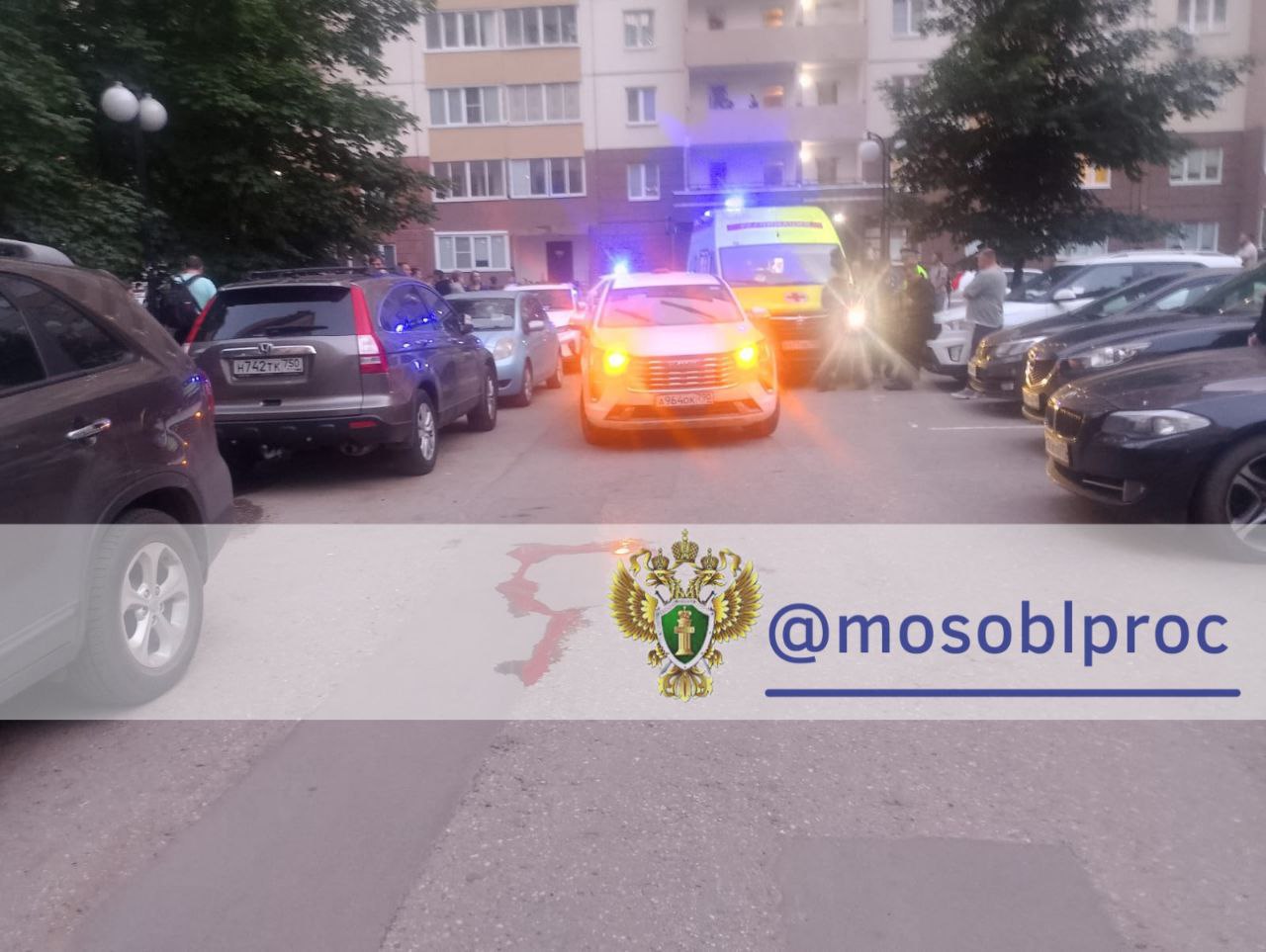 Автомобиль наехал на 8-летнего мальчика во дворе многоэтажного дома в городе Одинцово, ребенок умер в машине скорой помощи. Об этом сообщили в подмосковной полиции.