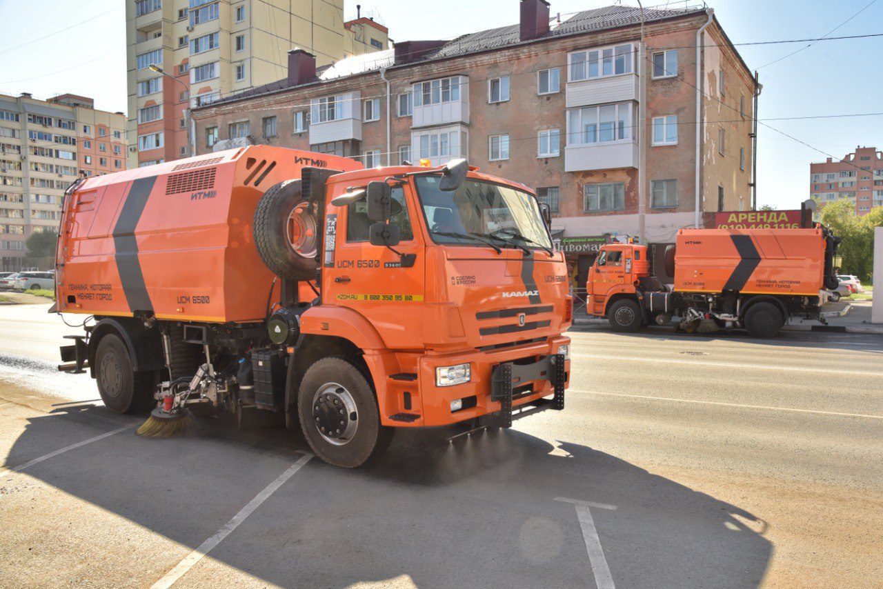 В Омске появились новые вакуумные подметально-уборочные машины  Техника закреплена за ДЭУ Центрального округа и будет использоваться для быстрой уборки после массовых мероприятий и очистки прибордюрной части протяжённых дорог.    Каждая машина оснащена бункером на 7 кубометров, мойкой высокого давления, боковыми щётками и гибкой гофрой для работы в труднодоступных местах.   : тг-канал мэра Омска Сергея Шелеста  Подписаться Написать в редакцию