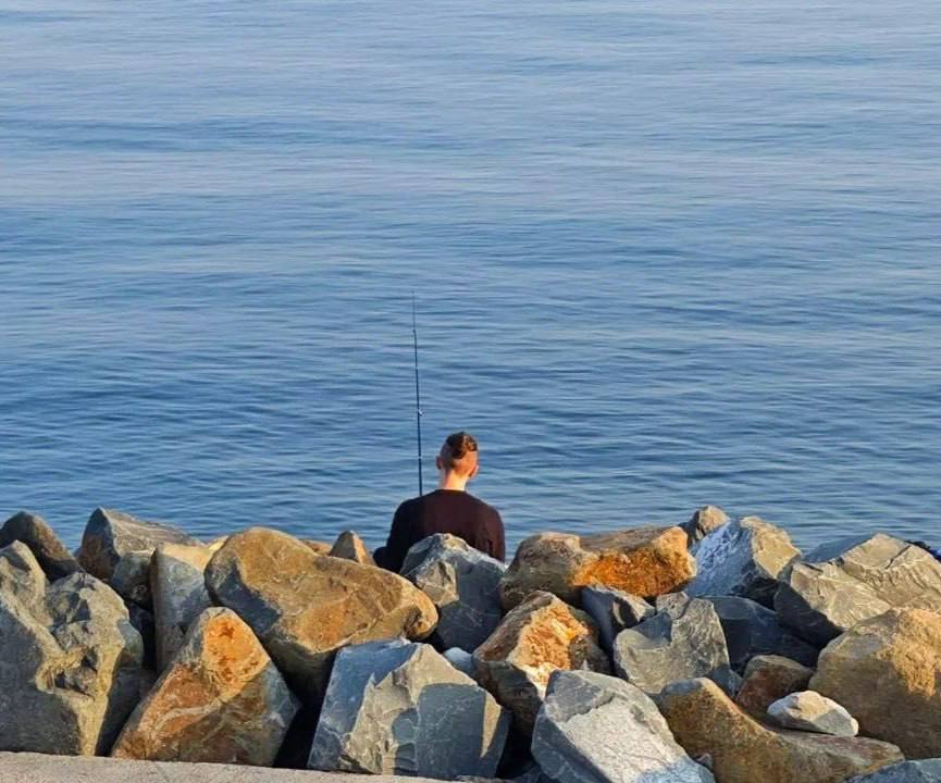 С 1 ноября в Ялте вводятся ограничения на прибрежную рыбалку Министерство сельского хозяйства РФ устанавливает новое правило для сохранения морских биоресурсов Черного моря Теперь на некоторых участках побережья Ялты будет запрещена добыча водных биоресурсов Зона действия запрета Акватории Ялтинского пассажирского и грузового портов Порт Артек Центральная набережная Ялты до устья реки Водопадная Важно Запрет действует на расстоянии менее 100 метров от берега Рыбалка за пределами этой стометровой зоны на указанных участках разрешена Причина введения ограничений защита и восстановление популяции рыбы и других морских обитателей МЕДИАЯЛТА Подпишись