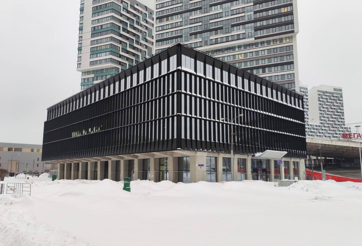 Первый девелоперский проект от компании Business Club БЦ Обсидиан в конце декабря получил разрешение на ввод в эксплуатацию Он расположен на севере Москвы по адресу ул Авиаконструктора Микояна д 1 Новый бизнес центр соответствует классу А Пятиэтажный БЦ общей площадью 10 734 кв м рассчитан на 1 450 рабочих мест стал первым бизнес центром в Хорошёвском деловом районе а также первым и пока единственным девелоперским проектом бизнес центра под управлением профессионального оператора сервисных офисов Источник пресс релиз