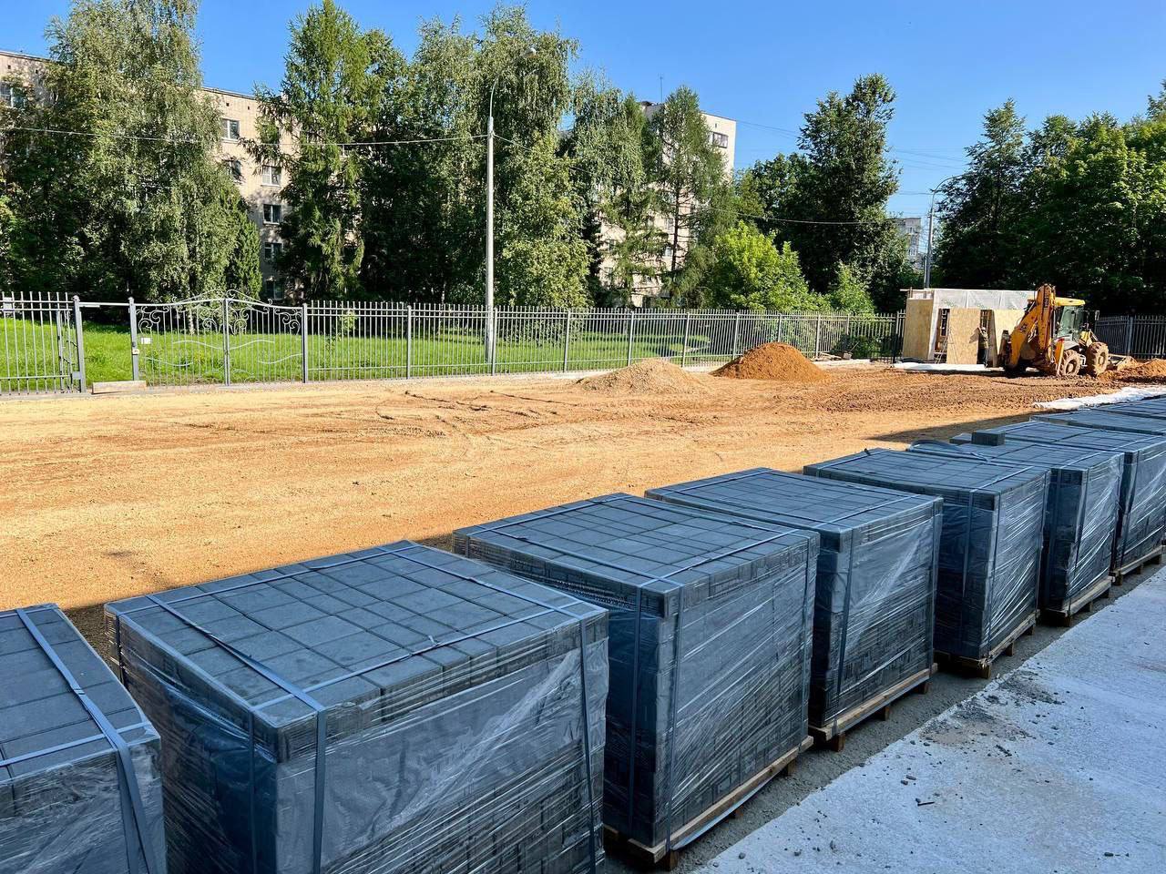 До конца недели в школах № 3 и 10 закончат работы в пищеблоках Напомним, эти образовательные учреждения ремонтируют по региональной программе в рамках нацпроекта «Молодежь и дети». В 3-й школе закончили основной ремонт кабинетов и коридоров на втором, третьем и четвертом этажах и ждут поставку дверей и светильников. Сейчас специалисты устанавливают пожарную и охранную сигнализации, систему видеонаблюдения и продолжают вести работы на первом и цокольном этажах. В 10-й школе полностью обновили третий этаж, а на втором - отремонтировали полы и потолки. В процессе покраска стен. Также в активной фазе благоустройство прилегающей территории - уличные работы должны завершить к 8 августа. До конца недели в обеих школах завершат работы в пищеблоках, чтобы учреждения могли начать установку оборудования.