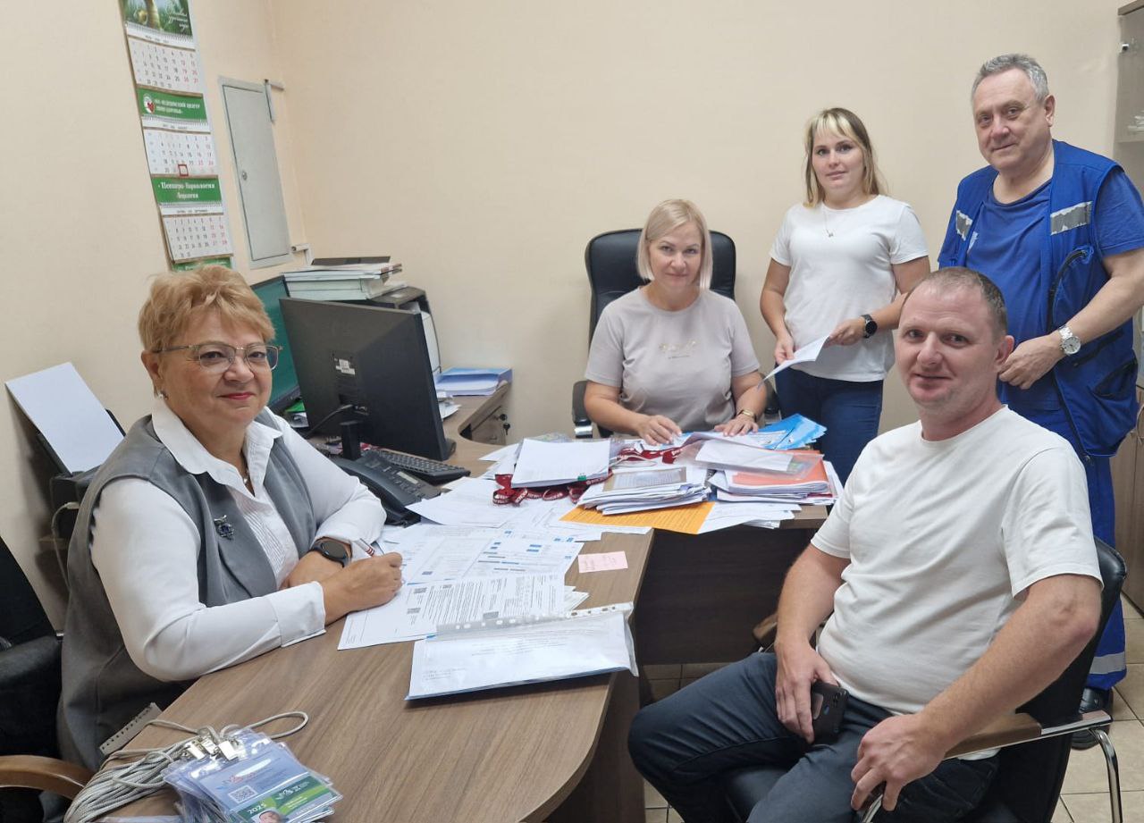 В рамках оказания практической помощи специалисты краевой организации посетили КГБУЗ Станция скорой медицинской помощи г Владивостока Состоялась встреча с руководством и профсоюзным активом учреждения на которой были обсуждены вопросы оплаты труда соблюдения требований трудового законодательства выполнение Отраслевого соглашения в части соблюдения гарантий и компенсаций за работу во вредных условиях труда Повышенное внимание было уделено прохождению медицинских осмотров и допуска к работе