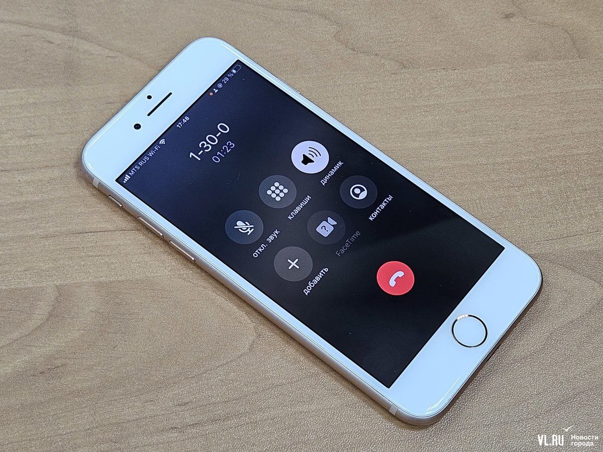 В Приморье сменили телефон единого колл центра поликлиник и ещё не отладили звонки С 13 ноября в Приморском крае изменился телефон единого колл центра для записи в поликлинику и вызова врача на дом Однако в первый день работы некоторые приморцы просто не смогли дозвониться по новому короткому номеру 1300 Жители Приморья говорят что когда у каждой поликлиники был свой номер было удобнее Потом все поликлиники перевели на единый кол центр а с сегодняшнего дня на короткий номер телефона 1300 Люди жалуются что голосовой помощник повторяет одно и то же и не даёт записаться к врачу Корреспонденты Новостей VL ru проверили с городского телефона гудки шли две минуты а в итоге звонок сбросился С мобильного МТС играла музыка но звонок тоже завершился через пару минут А вот с Билайна дозвониться удалось за полминуты сразу ответил бот предложив на выбор две функции 1 запись на приём к врачу 2 вызов врача на дом С оператором соединили быстро в течение 30 секунд Сегодня первый день работы сервиса 1300 ведутся работы по отладке синхронизации звонков Планируется что в течение нескольких дней работа наладится ответили на жалобы приморцев в правительстве края Тех у кого не получается дозвониться отправляют на Госуслуги Но там например нельзя записаться в краевой эпилептологический центр кожно венерологический диспансер или центр материнства и детства В эти медучреждения нужно будет дозваниваться через 1300 или идти в регистратуру