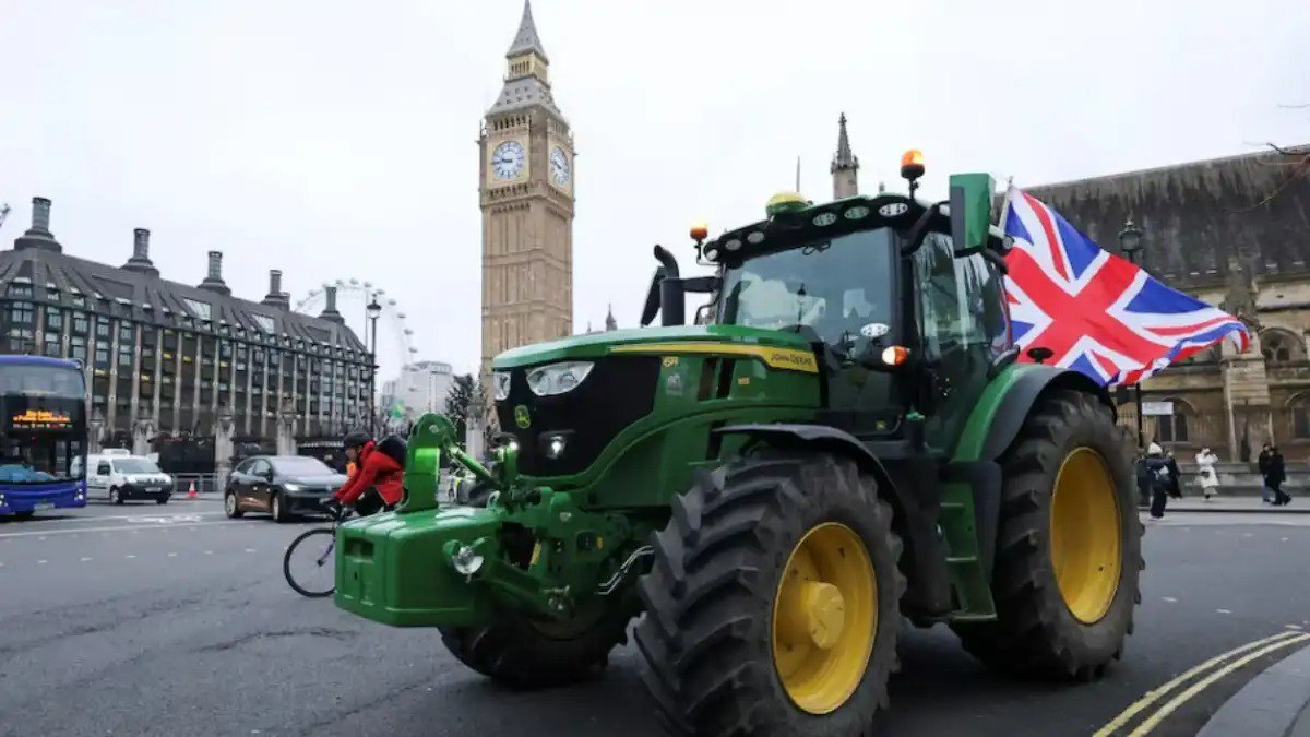 В центре Лондона фермеры провели протесты на тракторах из за роста налогов Акцию провели против повышения налога на наследство на сельхозугодья Аграрии собрались на тракторах прямо на правительственной улице Уайтхолл и возле Трафальгарской площади Акция состоялась даже несмотря на запрет полиции Подробности