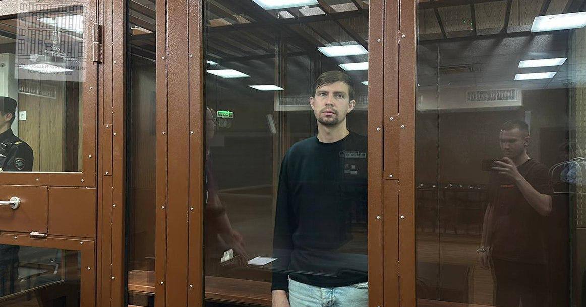 Последователь Алекса Лесли который приставал к девушкам в начале лета осужден на год и 6 месяцев Мужчина трогал своих жертв на улице без их разрешения он действовал по методичке из Курса пикапа и соблазнения Пострадавшие девушки написали заявление в полицию КК