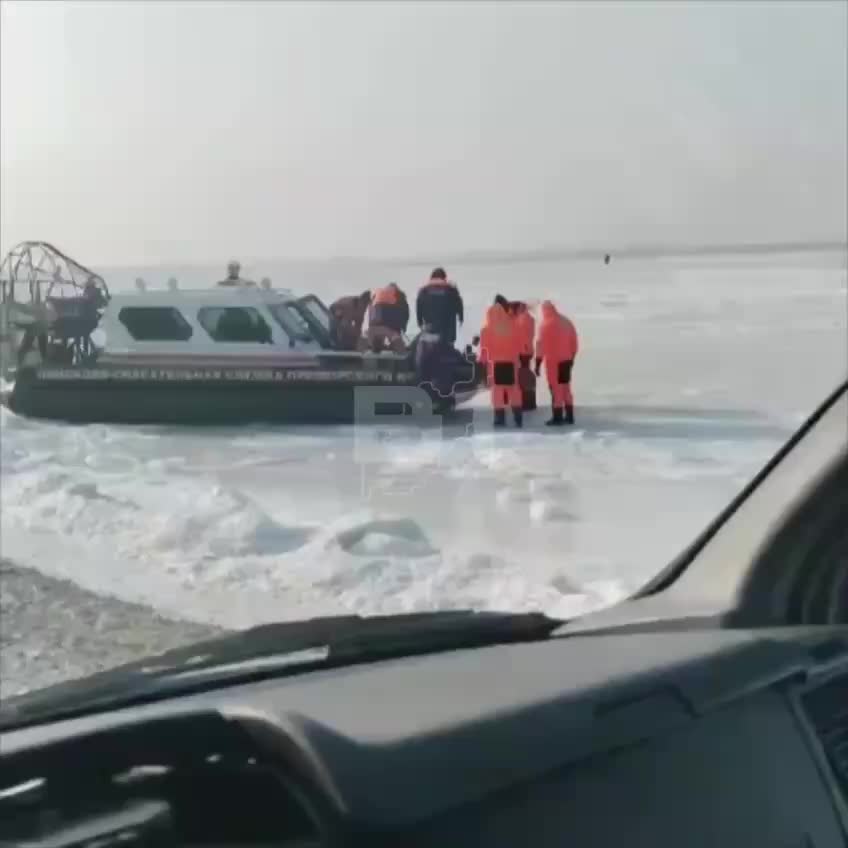 Во Владивостоке спасатели извлекли тело рыбака из ледяной воды