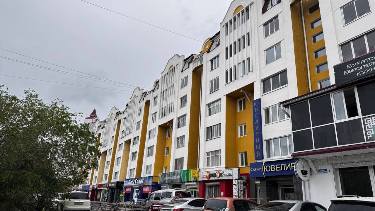 В Улан-Удэ продолжается капремонт фасада дома по улице Терешковой, 7а. Им занимается ООО "СТК "Гарантстрой". Отставаний от графика нет. Об этом 18 июня сообщили в Минстрое Бурятии. Подрядчик уже заменил окна в 95% мест общего пользования. Также на 40% выполнена отделка фасада. «В перечень работ по капремонту общего имущества в МКД на территории Бурятии, сформированного исходя из минимального размера взносов, входят капремонт внутридомовых инженерных систем, замена лифта, капремонт крыши, подвала, фасада и фундамента», - напомнили в ведомстве. #бурятия