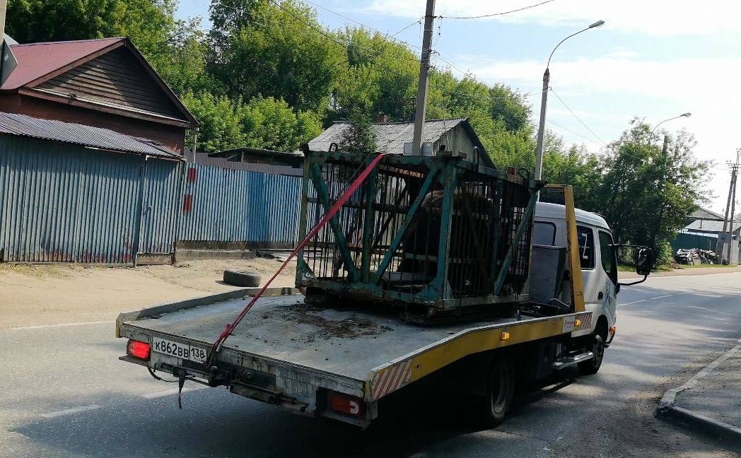 Маша больше не одна — медведицу спасли из заброшенного зоопарка. Медведица Маша годами жила без присмотра в закрытом зоопарке «Живые медведи» в Листвянке. После того как зоопарк прекратил работу, про животное попросту забыли. В июне история дошла до волонтёров — они обратились в К-9, и помощь не заставила себя ждать. Сегодня Машу перевезли в безопасное место. Сейчас для неё строят просторный вольер — средства на это выделил фонд «Экосфера». Подписаться Прислать новость