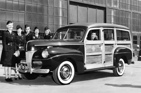 На затонувшем в 1942 году авианосце нашли редкий автомобиль В ангаре затонувшего в 1942 году американского авианосца «Йорктаун», который подбила японская подводная лодка во время Второй мировой войны, обнаружили загадочный и редкий автомобиль начала 1940-х. По одной из предположительных версий, найденной машиной может быть Ford Super Deluxe Woody — модель, которая отличалась оригинальным деревянным кузовом и пользовалась огромной популярностью в то время. Известно, что в годы войны авто такого класса действительно использовались в армии и на флоте, однако модель Woody до сих пор не значилась среди штатных транспортных средств, входящих в оснащение штабных подразделений флота. По теориям экспертов, автомобиль, обнаруженный на «Йорктаун», мог принадлежать капитану или адмиралу, находившемуся на борту авианосца. Также считается, что машину погрузили на корабль в Перл-Харборе, куда «Йорктаун» пришел на ремонт после ожесточенного боя в Коралловом море. По сути, находка стала редким свидетельством быта и жизни моряков во время ключевых сражений Тихоокеанского театра военных действий и более 80 лет пролежала под водой. #транспорт Подпишись — Минская правда MLYN.by