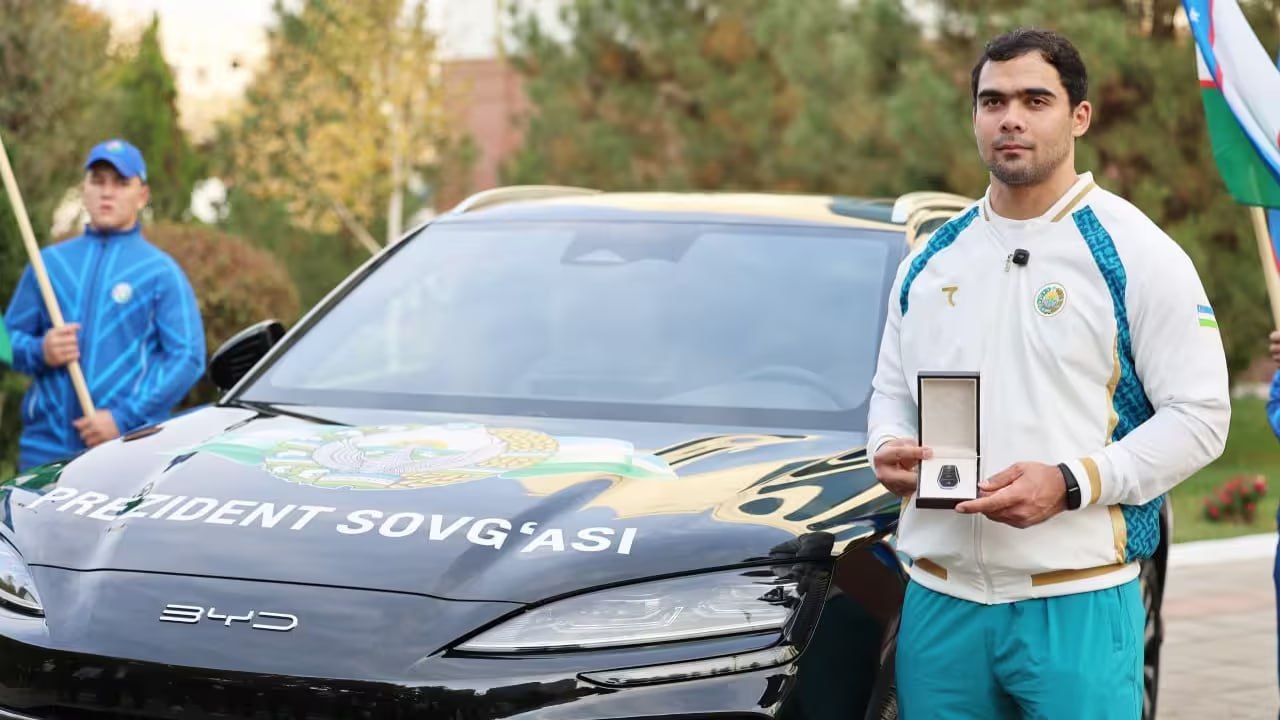 Президент подарил чемпиону мира Акбару Джураеву автомобиль BYD Тяжелоатлет Акбар Джураев также удостоился денежной премии Ее вручили и бронзовому призеру ЧМ Руслану Нурудинову а также наставникам спортсменов   uznews uz ru news 104395 uznews