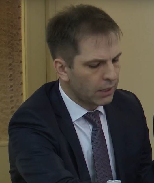 Руководитель Департамента здравоохранения Орловской области покинул свой пост Об этом сообщает Орёл регион Накануне на заседании с главами муниципальных образований губернатор высказал недовольство работой Департамента под руководством Александра Альянова Отметив что каждый прямой эфир а они проходят три раза в неделю он получает жалобы на сферу здравоохранения Касается это чаще всего обеспечения льготными лекарствами Также претензии у губернатора были по закупкам для возведения ФАПов по организации ЭКО в регионе и др Разговор завершился фразой Андрея Клычкова Я не вижу перспектив нашей с вами совместной работы Поэтому я прошу давайте мы с вами будем работать в разных местах Первый Областной показывал этот момент в Главных Новостях тут Александр Альянов руководил Департаментом здравоохранения области с конца июля 2024 года Кто возглавит орловский Депздрав пока неизвестно Perviy Oblastnoi