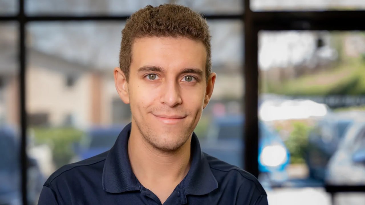 Стала известна причина смерти американского гроссмейстера Народницкого Американский гроссмейстер Дэниэл Народицкий скончался от случайного отравления после приема коктейля из наркотиков в состав которого входил метамфетамин Об этом TMZ сообщили в Управлении главы бюро судебно медицинской экспертизы Северной Каролины В организме Народицкого была обнаружена комбинация метамфетамина и амфетамина а также митрагинин вещества которое известно своими опиоидными свойствами Народицкий скончался 9 ноября на 30 м году жизни Причина его смерти тогда не называлась Народицкий сын выходцев из СССР Он был чемпионом мира среди спортсменов до 12 лет участвовал в чемпионатах США писал книги и статьи о шахматах учил играть других на его YouTube канал подписаны более 480 тыс человек На момент смерти в рейтинге FIDE Народицкий занимал 151 е место а среди американских шахматистов 17 е Charlotte Chess Center Подписаться на РБК Спорт