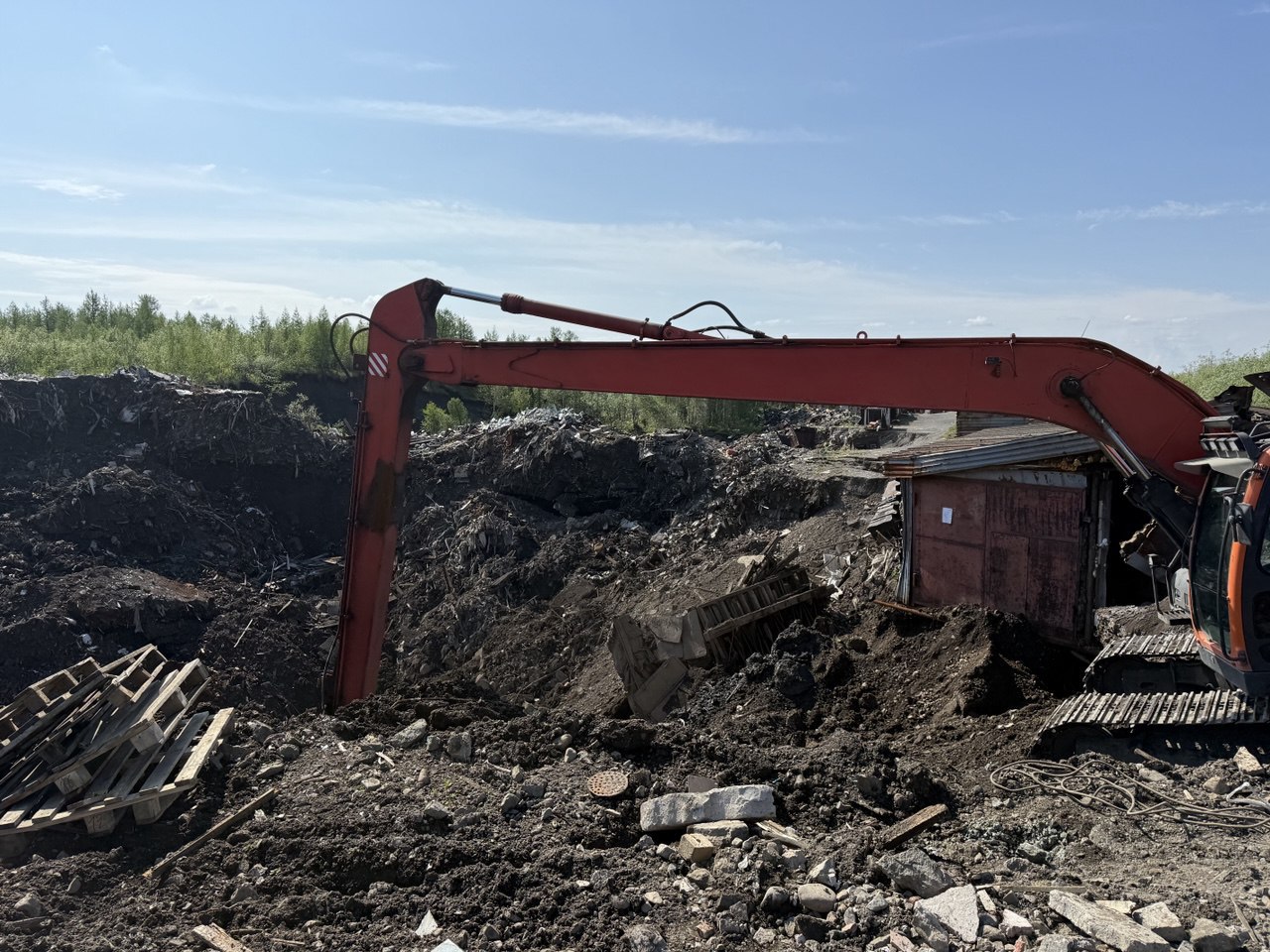 Грунт обрушился возле рудника в Норильске: под завалами могут быть люди Гаражи на площади 132 м² ушли под землю ранним утром в районе Талнах. Также на территории обвала стоял служебный вагончик. Предположительно, там находилась женщина-сторож. Сейчас спасатели ищут пострадавших. Прокуратура начала проверку, сообщили в краевом ведомстве. Фото: прокуратура Красноярского края