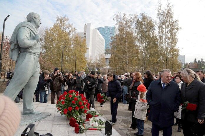 30 октября в Новосибирске открыли первую очередь Бугаков парка возле здания областного Законодательного собрания В открытии новой благоустроенной зоны приняли участие депутаты и спикер регионального парламента губернатор области и мэр Новосибирска Новый парк получивший имя бывшего депутата Заксобрания Новосибирской области и руководителя племзавода Ирмень Юрия Бугакова открыли 30 октября в Новосибирске Вторая очередь проекта сейчас проходит госэкспертизу по словам вице спикера Заксобрания Майиса Мамедова депутаты рассчитывают на полное завершение благоустройства к осени следующего года Продолжение по ссылке   ksonline ru 589360 v tsentre novosibirska otkryli novyj park imeni yuriya bugakova