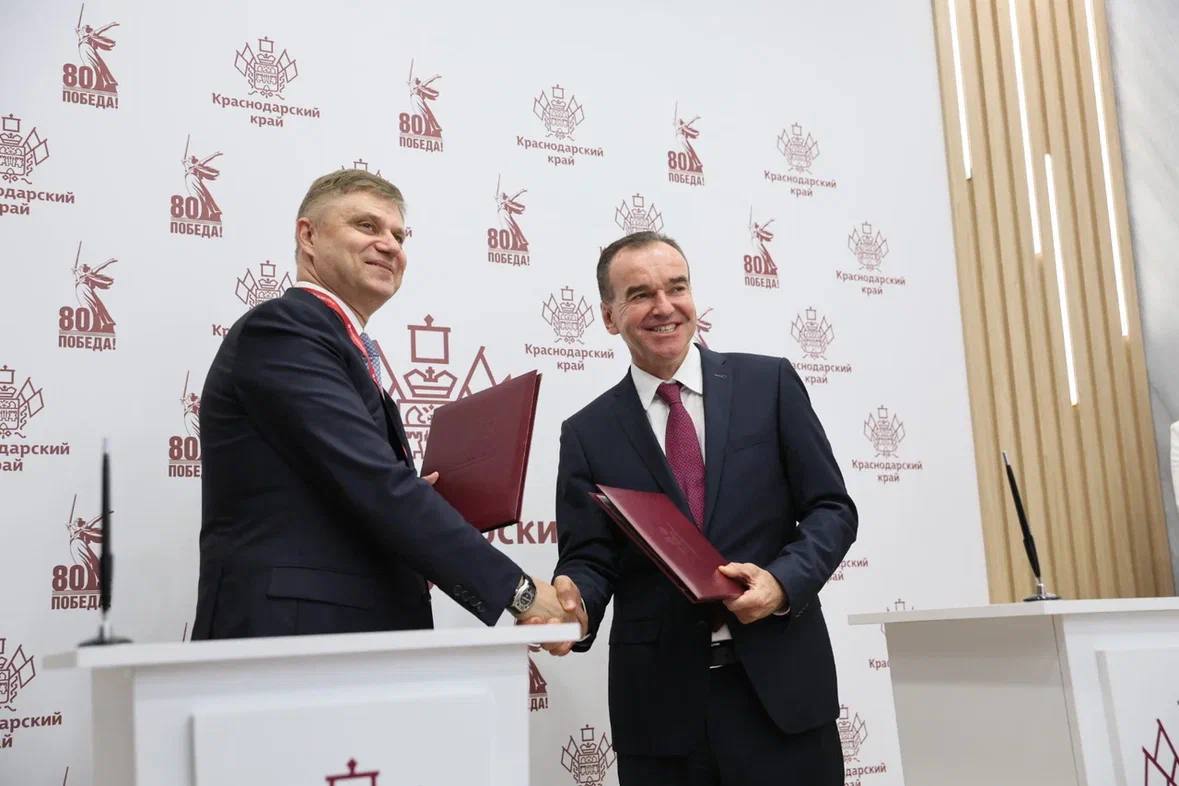 Вениамин Кондратьев и Олег Белозеров подписали соглашение о сотрудничестве по развитию гимнастических видов спорта в Краснодарском крае Губернатор Кубани и гендиректор компании «РЖД», который также возглавляет Федерацию гимнастики России, заключили договор на Петербургском международном экономическом форуме – 2025. В начале встречи Вениамин Кондратьев поблагодарил Олега Белозерова за развитие железнодорожной инфраструктуры в Краснодарском крае. – За 10 лет у нас выстроились по-настоящему партнерские взаимоотношения. Благодаря вам в крае нет проблемы в сфере железнодорожных перевозок. Это особенно важно сейчас, когда не функционирует аэропорт краевого центра. Вы уплотнили трафик, дополнительно выделили подвижной состав и обеспечили надежное сообщение между Сочи и Краснодаром. Для нас, как для курортного региона, это важно, – сказал Вениамин Кондратьев.