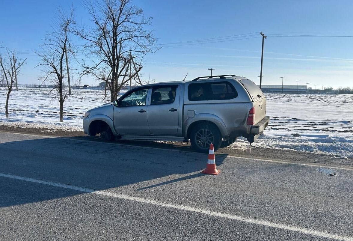 НАСТИГ СОБРАТА   На трассе в Будённовском округе у японского пикапа на скорости отвалилось колесо и устремилось к отечественному пикапу. Из-за столкновения второй автомобиль съехал в кювет и воткнулся в дерево. Один человек пострадал. Проводится проверка.