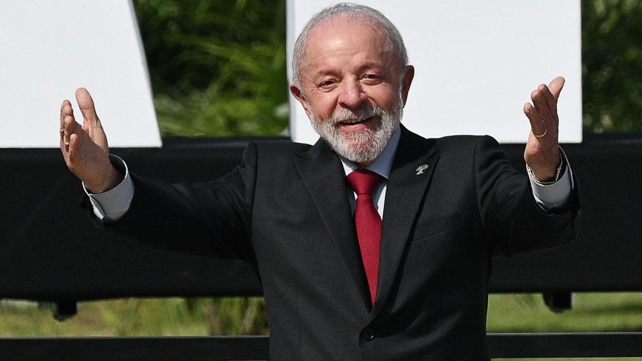 Лула да Силва ранее заявлявший что Дональд Трамп не хочет общаться с ним написал президенту США эссе чтобы начать открытый и откровенный диалог Его опубликовали в The New York Times Глава Бразилии внимательно изучил аргументы администрации Трампа по поводу введения 50 пошлин на бразильскую продукцию По его мнению это решение носит политический характер и не имеет экономического обоснования Президент Трамп мы по прежнему открыты для переговоров по любым вопросам которые могут принести взаимную выгоду подчеркнул Лула да Силва