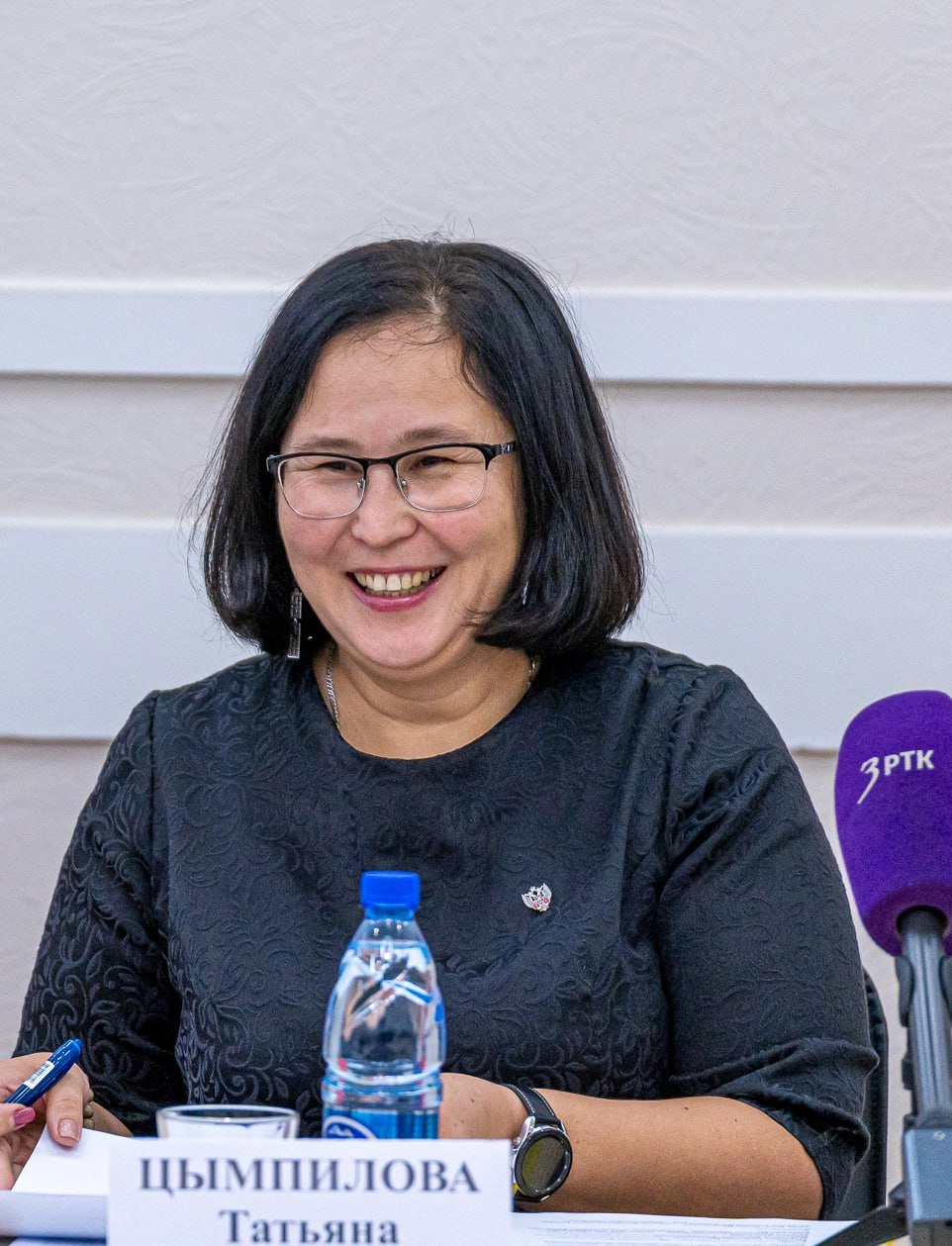 Экс зампред правительства Забайкалья Татьяна Цымпилова переехала на Чукотку Она стала замначальника департамента образования и науки округа и руководит финансово экономическим управлением Информацию о её новом месте работы подтвердил источник chitaru75 данные также есть на портале органов власти Чукотки Связаться с Цымпиловой на момент публикации не удалось По словам источника работу ей предложила Арюна Байкова Она пришла в минобразования Забайкалья в 2022 году а до этого руководила отделом воспитания и дополнительного образования в Минобрнауки Бурятии и работала первым замминистра 14 февраля Байкова уволилась из министерства а 18 февраля стала врио замгубернатора Чукотки и руководителя департамента образования и науки округа 18 июня её утвердили в должности Сейчас она отвечает за развитие образования на Чукотке Татьяну Цымпилову назначили зампредом правительства Забайкалья в 2020 году Она курировала работу трёх министерств культуры физической культуры и спорта а также образования науки и молодёжной политики Летом 2023 года ей передали обязанности зампреда Инны Щегловой после её перехода на должность сити менеджера Читы и далее мэра города В конце августа 2023 года источники chitaru75 сообщили что Цымпилова готовится к уходу Официально об отставке заявили 4 сентября На её место назначили Викторию Бессонову бывшего зампредседателя Заксобрания После ухода из правительства Цымпилова возглавила региональное отделение Российского военно исторического общества и теперь рассказывает о его работе в своём тг канале На Чукотке также трудится ещё один выходец из Забайкалья врач Павел Фадеев Он занимает должность заместителя губернатора председателя правительства округа До этого он руководил краевым фтизиопульмонологическим центром Подписаться на Чита Ру в МАХ