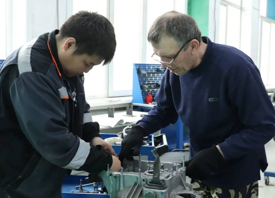 Участник СВО представит Якутию на чемпионате «Абилимпикс» Впервые в России пройдет чемпионат по профессиональному мастерству среди участников специальной военной операции. На отборочном этапе национального чемпионата «Абилимпикс», организованного по поручению президента России Владимира Путина, Якутию будет представит Дмитрий Килигин, который выступит в компетенции «Ремонт и обслуживание автомобилей». Подробнее читайте по ссылке Фото: пресс-служба главы и правительства Якутии