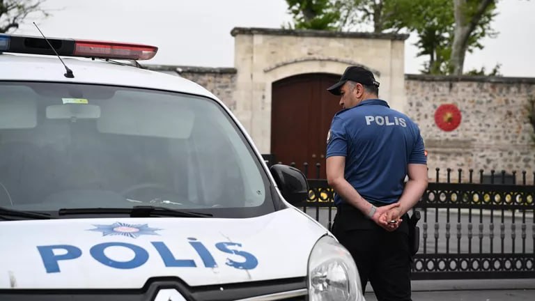 В Турции прокуратура выдала ордер на арест 14 футболистов по делу о незаконных ставках В расследовании кроме того фигурируют ещё 15 человек которые также объявлены в розыск Как сообщается в материале TRT Haber подозреваемые спортсмены делали ставки против своей команды Среди них бывший гендиректор футбольного клуба Галатасарай Эрден Тимур В октябре глава Турецкой футбольной федерации Ибрагим Хаджиосманоглу заявлял что дисциплинарный комитет отстранил 149 арбитров из за участия в ставках на футбольные матчи Позже стало известно что федерация подозревает более тысячи игроков в этих же махинациях Хаджиосманоглу уточнял что в результате скандала за границу было выведено 52 млрд долларов Подписаться на Говорит Москва Telegram VK MAX