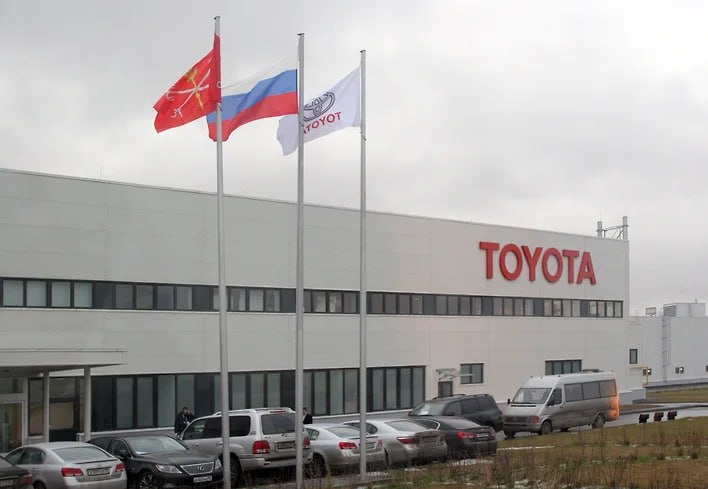 Бывший завод Toyota в Петербурге с высокой долей вероятности не заработает до конца года  Бывшая площадка автомобильного холдинга Toyota в Санкт-Петербурге вряд ли заработает в этом году. Об этом журналистам во время «промышленного завтрака» в рамках форума «Российский промышленник» сообщил врио председателя комитета по промышленной политике Петербурга Александр Ситов.   По словам Ситова, сейчас в переговорах по использованию площадки есть несколько «развилок».   На ПМЭФ-2024 правительство Санкт-Петербурга и компания «Аурус» подписали соглашение о производстве здесь премиальных машин Aurus, запустить производство планировали в конце текущего года.   В феврале 2024 г. находившийся на тот момент в должности главы Минпромторга РФ Денис Мантуров говорил, что концерн «Алмаз-Антей» планирует в 2026 г. запустить на бывшем заводе Toyota сборку электромобилей E-Neva.   : Михаил Разуваев, Коммерсантъ    Подпишитесь на «Ведомости Северо-Запад»