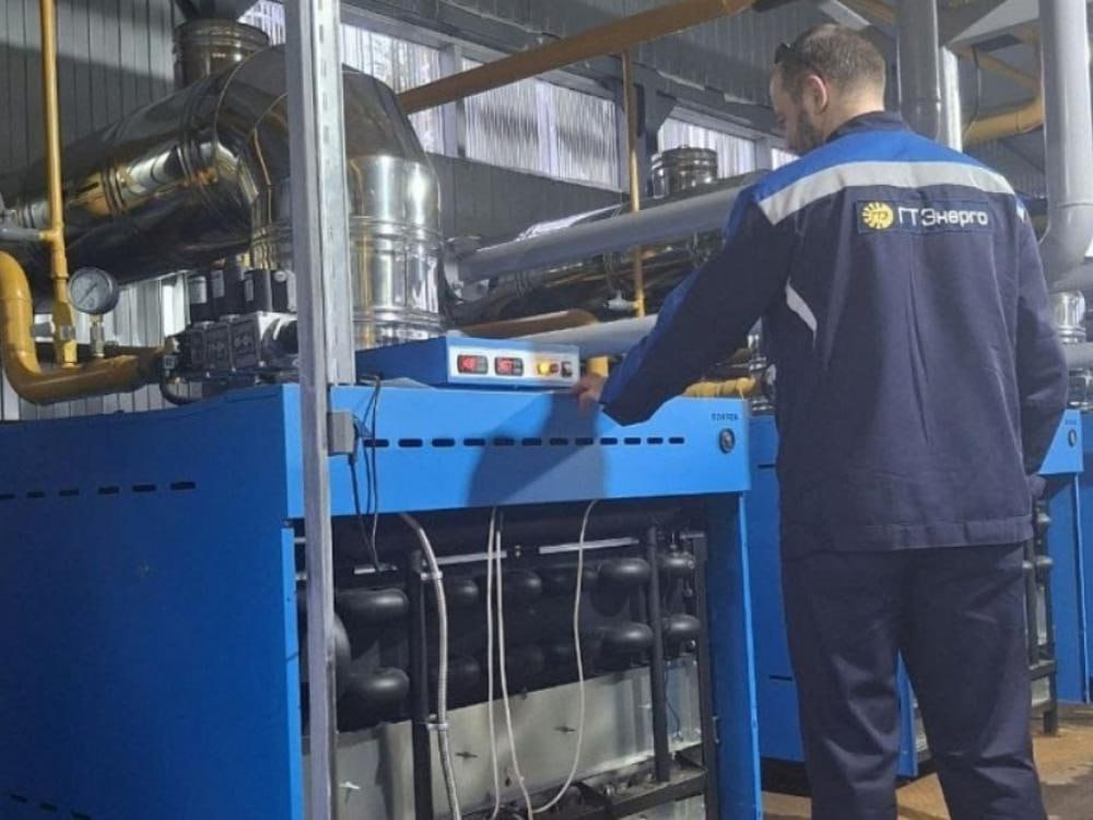 Губернатор Архангельской области Все котельные Вельска теперь работают на природном газе За последние четыре года в Вельске заменили 14 устаревших дровяных и угольных котельных на 8 современных газовых общей мощностью 23 1 МВт и два центральных тепловых пункта мощностью 12 7 МВт Для повышения надежности теплоснабжения установлена резервная котельная мощностью 7 5 МВт Последними на голубое топливо перевели два энергообъекта на улицах Заводской и Геологов Новые блочно модульные котельные автоматизированные не требуют постоянного присутствия специалистов Управление происходит с диспетчерского пульта а присутствие персонала необходимо раз в день для снятия показаний Объекты оснащены котлами насосами частотными преобразователями для уменьшения возможности гидравлических ударов а также химводоподготовкой и резервным баком на случай отсутствия воды в системе водопровода В некоторых жилых домах появилась автоматизированная система которая в зависимости от погодных условий регулирует температуру теплоносителя что исключает перерасход ресурсов в квартирах при положительных температурах снаружи Фото пресс службы областного правительства