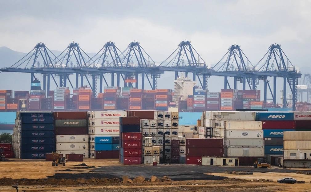 Новая волна китайского шока бума импорта дешевых товаров китайского производства может вызвать серьезные социальные последствия в развивающихся странах пишет The New York Times Пекин перенаправил экспорт из США в регионы вроде Таиланда Малайзии Индонезии и других развивающихся рынков что вызвало рост безработицы и замедление темпов внутреннего производства Безусловно существует риск того что если китайский экспорт продолжит расти мы увидим все больше и больше протестов рассказала экономист из Сингапура Приянка Кишор Это создает взрывоопасную ситуацию в сочетании с антикитайскими настроениями в Юго Восточной Азии Фото Cheng Xin Getty Images РБК в Telegram и MAX