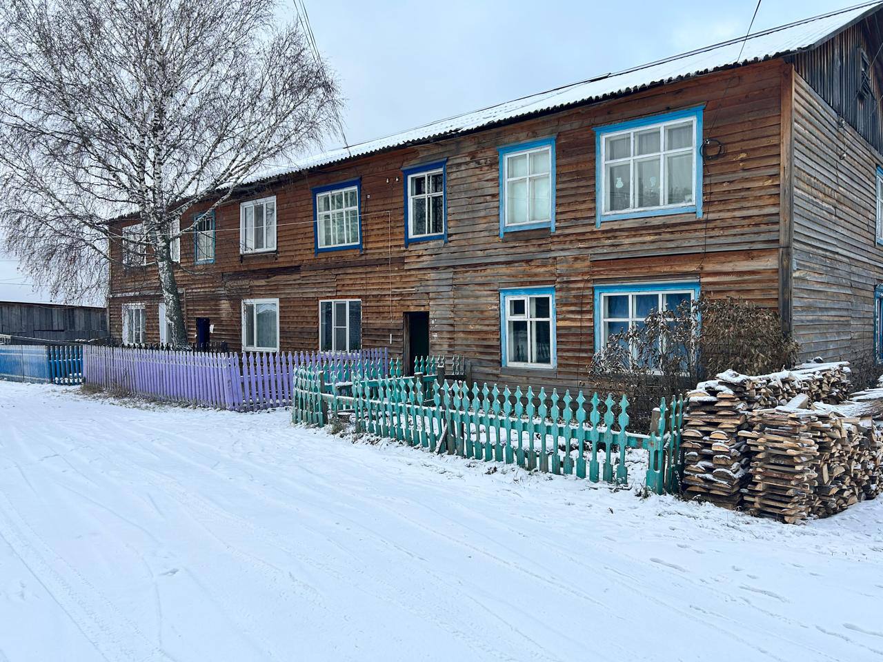 Пировское получит УК прокуратура заставила администрацию действовать Много лет жители 11 многоквартирных домов в с Пировское жили без управляющей организации Подъезды грязные лампы не горят стены осыпаются заявки жильцов в администрацию без ответа Проверка прокуратуры показала что конкурс на выбор управляющей компании администрацией муниципального округа так и не был проведен а дома оказались фактически бесхозными Несмотря на внесённое представление глава муниципального образования мер не принял Тогда прокурор обратился в суд с иском о признании незаконным бездействия администрации и возложении обязанности определить управляющую организацию для этих домов Суд согласился с доводами прокуратуры администрация обязана выбрать компанию которая наконец возьмёт на себя управление многоквартирными домами Теперь жители Пировского увидят реальные перемены свет в подъездах ремонт и порядок Сайт Тelegram ВК