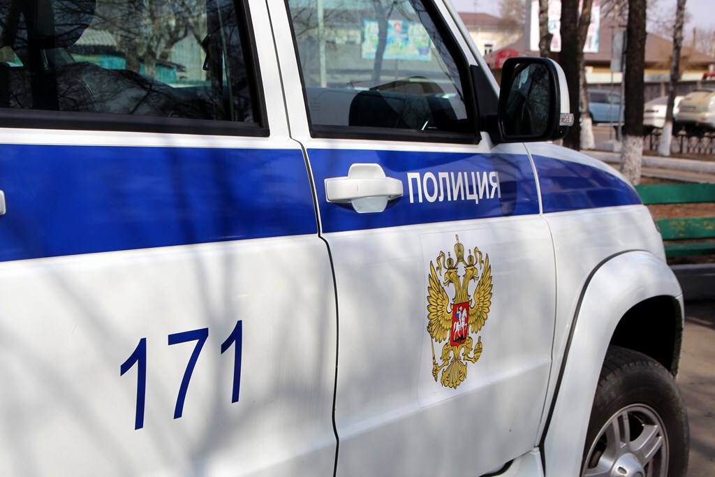 Полиция задержала дебошира, докучавшего соседям в Первомайском районе Владивостока В ходе мониторинга социальных сетей сотрудники полиции обнаружили публикацию о том, что арендаторы одной из квартир многоквартирного дома, расположенного на улице Фастовская, на регулярной основе нарушают режим тишины и общественный порядок в ночное время. В дежурную часть отдела полиции № 2 УМВД России по г.Владивостоку поступило сообщение местной жительницы, о том что соседи, предположительно находящиеся в состоянии алкогольного опьянения, в ночное время шумят и нарушают общественный порядок, тишину и покой граждан, а также высказывают угрозы в адрес жильцов дома. Сотрудники полиции установили личность правонарушителя. Мужчину задержали и доставили в отдел полиции, где привлекли к административной ответственности по статье 20.1 КоАП РФ мелкое хулиганство . Ночь он проведёт в камере для административно задержанных граждан.
