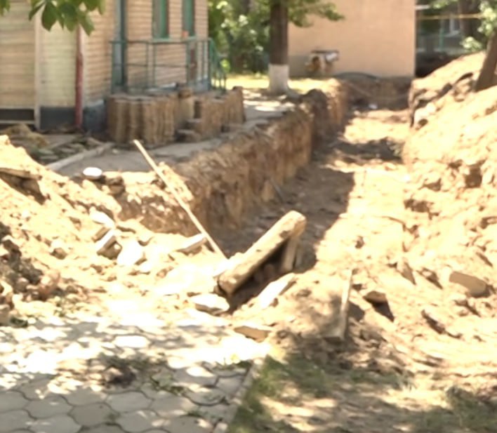 В рамках специального инфраструктурного проекта специалисты Тюменской компании «РЕМиСТР» продолжают работы по замене теплотрассы на территории детского сада «Акварель». Проект направлен на обеспечение надежного и безопасного теплоснабжения дошкольного образовательного учреждения.  На сегодняшний день уже выполнена значительная часть работ: проложена траншея длиной около 40 метров и произведен вывоз грунта. В ближайшее время специалисты приступят к укладке лотков.  Теплотрасса в воздушном исполнении требует регулярного утепления и не всегда обеспечивает необходимый уровень теплоотдачи. Переход на подземное исполнение позволит избежать этих проблем, что повысит качество и надежность теплоснабжения без необходимости дополнительного ухода к зимнему сезону.  С реализацией этого проекта теплоснабжение станет более надежным, а пребывание воспитанников в учреждении еще более комфортным.      Сергей Козенко