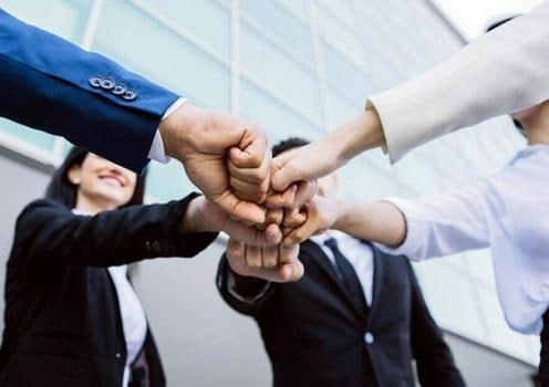 Президент Узбекистана Шавкат Мирзиёев объявил о выделении 200 млн на поддержку молодежного предпринимательства Инициатива прозвучала во время диалога с молодежью в формате видеоконференции с участием свыше 60 тыс человек со всей страны треть опрошенных молодых людей хотят открыть свой бизнес В прошлом году на занятость через банки и Агентство по делам молодежи выделили 400 млн что позволило 15 тыс человек запустить дело в рамках программ Ёшлар бизнеси и Келажакка кадам обеспечив рабочие места для 50 тыс жителей Финансирование расширят кредит для молодых самозанятых вырастет с 100 млн сумов 8 1 тыс до 300 млн 24 5 тыс перспективные инициативы получат до 10 млрд сумов 817 тыс инновационные стартапы до 100 тыс а банки внедрят пакеты для франшиз узбекских брендов создавших тысячи рабочих мест в услугах и общепите Подробнее на нашем сайте Актуальные новости из Центральной Азии fergananews