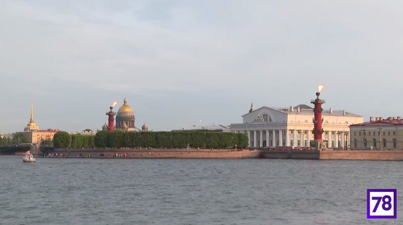 В День ВМФ в Петербурге зажгут факелы Ростральных колонн, а три моста озарятся цветами российского флага Факелы зажгутся 27 июля ровно в 12:00 — одновременно с полуденным выстрелом пушки Петропавловской крепости. В 22:10 включат праздничную подсветку Дворцового, Троицкого мостов и моста Бетанкура. Российский триколор на переправах можно будет наблюдать почти 6 часов — до 3:55 28 июля. «Центральный пролет Дворцового моста будет окрашен в синий цвет, боковые пролеты — в белый и красный цвета», — отметили в пресс-службе Смольного. Подписаться Прислать новость