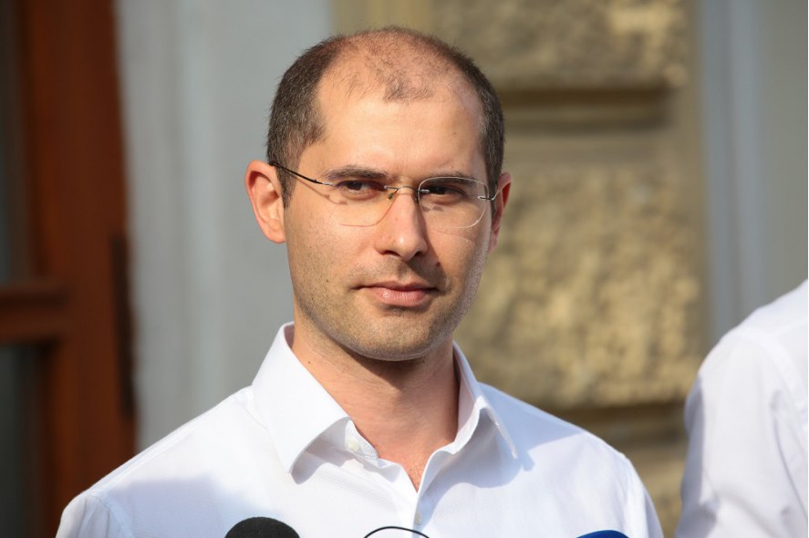 Сергей Тофилат: Есть риск, что придется либо отключать свет, либо покупать втридорога Эксперт напомнил, что лето вступило в свои права, а это значит, что температура также повысится. Многие граждане будут прибегать к использованию кондиционеров, чтобы справиться с жарой, а это значит, что потребление электроэнергии увеличится по всей стране. Тофилат предположил, что объем потребления в час увеличится со среднего значения в 600 мегаватт, столько же, сколько потреблялось в январе-мае, до 1000 МВт в июле. По словам эксперта Серджиу Тофилата, в настоящее время в этом отношении появляются два решения — либо частичное отключение электроэнергии в определенные промежутки времени, либо закупка дополнительных объемов по экстренным контрактам. Проблема второго решения в том, что это удвоит или даже утроит цену электроэнергии для конечных потребителей.