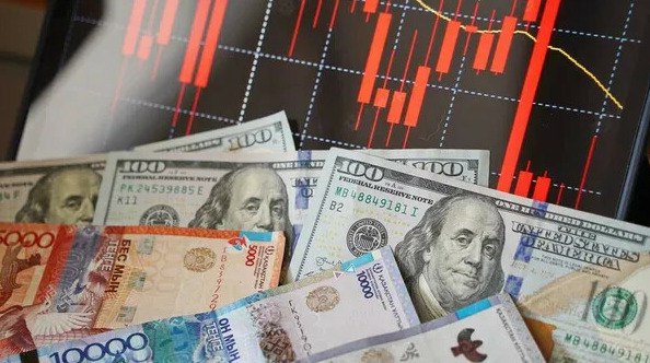 Фейк в Казахстане физлицам нужно подтверждать цель покупки валюты Распространяемые в соцсетях и мессенджерах сообщения о якобы обязательном подтверждении физлицами цели покупки иностранной валюты опровергли в Казахстане передает ArbatMedia Как рассказали в Нацбанке новые правила касаются только юридических лиц резидентов совершающих валютные операции в рамках внешнеэкономических обязательств Физические лица по прежнему могут свободно приобретать иностранную валюту без указания цели и без обязательства по обратной продаже Отмечается что изменения направлены на повышение прозрачности валютного рынка защиту его участников и предотвращение спекулятивных операций способствующих долларизации экономики Блогерам и инфлюенсерам настоятельно рекомендуется перепроверять достоверность информации перед публикацией Распространение заведомо ложных сведений может повлечь ответственность в соответствии с действующим законодательством предупредили в Нацбанке Прислать новость