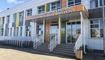 Сельская школа которой позавидуют города открылась на Камчатке В Усть Большерецком районе работает школа о которой в других регионах могут только мечтать Здесь есть кабинеты физики химии и биологии с современным оборудованием класс робототехники с 3D принтерами и дронами интерактивные панели вместо старых досок И всё это в селе где раньше дети учились в две смены в тесных классах Школу построили в рамках президентского нацпроекта Образование Директор Сергей Видяев говорит что она стала центром притяжения для всего района Здесь занимаются и школьники и взрослые в просторном и светлом спортзале тренируются команды в том числе из соседних сёл Ученица Екатерина Пономарёва училась и в старом здании и в новом разницу по её словам ощущаешь сразу Для села удалённого от крупных городов такое оснащение почти чудо Но за ним стоят федеральные программы и поддержка губернатора Владимира Солодова Видяев подчёркивает что даже в отдалённой территории чувствуется внимание и помощь После 2025 года нацпроект Образование завершился но его преемником стал новый Молодёжь и дети также реализуемый по поручению президента Так что школа не остановится на достигнутом оборудование продолжат обновлять