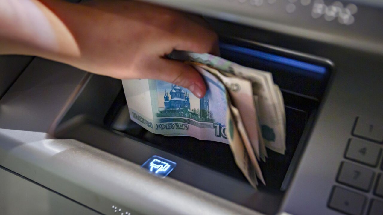 Минфин предложил ввести лимит на внесение наличных через банкомат Предполагается установить порог в миллион рублей Как сообщает Интерфакс инициатива подготовлена в соответствии с планом мероприятий по обелению отдельных секторов экономики В пояснительной записке сказано что сейчас в законе не прописаны лимиты на пополнение счетов и вкладов наличными через банкоматы и другие устройства в связи с этим в безналичный оборот могут поступать деньги имеющие неустановленное происхождение Подписаться на Говорит Москва Telegram VK MAX