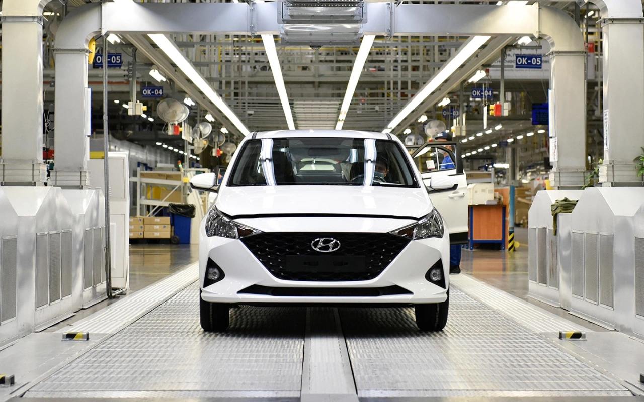 News1 узнал, что Hyundai рассматривает возможность вернуть завод в России  «Мы знаем, что Hyundai Motor Group внимательно следит за ситуацией на рынке», — сказал корейскому агентству собеседник в отрасли.  По его словам, Hyundai в том числе рассматривает возможность выкупить обратно завод в Санкт-Петербурге, где сейчас собирают машины под маркой Solaris. Сделка по продаже активов компании в России предусматривала двухлетний опцион на обратный выкуп — она была завершена в январе 2024 года.  Как пишет News1, по мере того как «растет вероятность прекращения огня», растет и интерес к российскому рынку со стороны автомобильной промышленности. И если западные экономические санкции в отношении России отменят, есть вероятность, что бренды Hyundai и Kia вновь выйдут на российский рынок, говорится в статье.