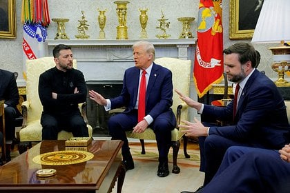 Переговоры с Украиной оценили словами «Трамп поставил Зеленского на место»  Пресс-секретарь Белого дома Кэролайн Ливитт заявила, что президент США Дональд Трамп поставил украинского лидера Владимира Зеленского на место и объяснил ему, что Вашингтон серьезно настроен на долгосрочное мирное соглашение по Украине. Об этом она высказалась в интервью телеканалу Fox News.