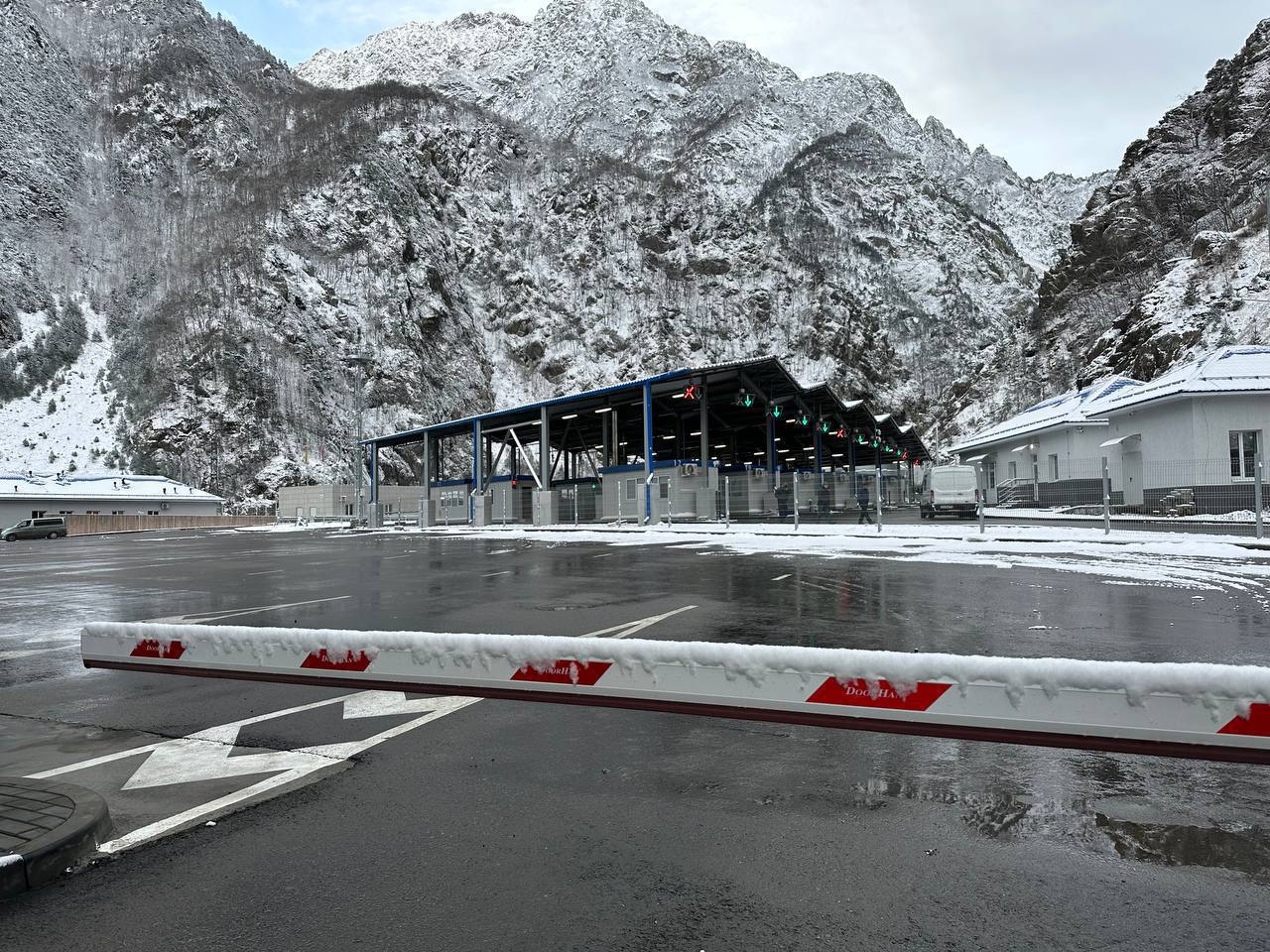 Приостановлено движение через пункт пропуска МАПП Верхний Ларс для большегрузного транспорта - ФТС России  С 17:45 5 января 2025 года запрещено движение большегрузных автотранспортных средств на участке г. Владикавказ - н.л. Ларс в направлении на выезд из России в связи с ухудшением погодных условий на территории Грузии, невозможностью обеспечения безопасного проезда авторанспортных средств, а также с учётом рекомендаций пограничной полиции Грузии  до особого распоряжения .  Пункт пропуска возобновит работу после нормализации погодных условий.