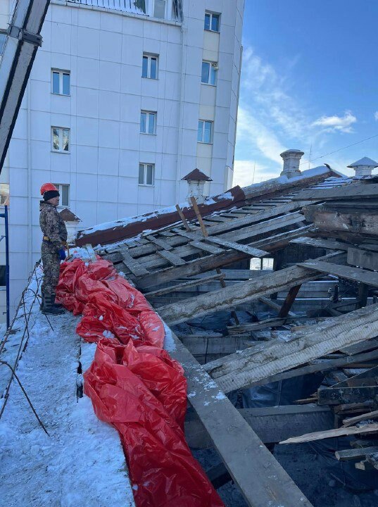 В центре Благовещенска начали разбирать кровлю исторического здания - бывшего магазина Платонова  В Благовещенске в двухэтажном здании № 162 на улице Амурской начались демонтажные работы. Сейчас подрядчик разбирает кровлю и стропильную систему, расчищает чердачные помещения. После капитального ремонта здание окрасят в бежевый цвет.  До конца декабря в планах – подготовка к ремонту второго этажа: демонтаж чердачных перекрытий, перегородок, снятие старых покрытий. В целом на то, чтобы капитально обновить постройку, включенную в реестр охраняемых государством объектов культурного наследия с 1992 года, у строителей есть почти 12 месяцев.  Фото: областное правительство  Средства на модернизацию здания, с 1910 года занимающего угол улиц 50-летия Октября и Амурской, выделены из регионального бюджета. В общей сложности на ремонт памятника архитектуры, на первом этаже которого сейчас располагается областной военкомат, потратят 113,2 миллиона рублей. Все работы пройдут под строгим контролем специалистов, отвечающих за сохранность культурного наследия Приамурья.  Подробнее здесь