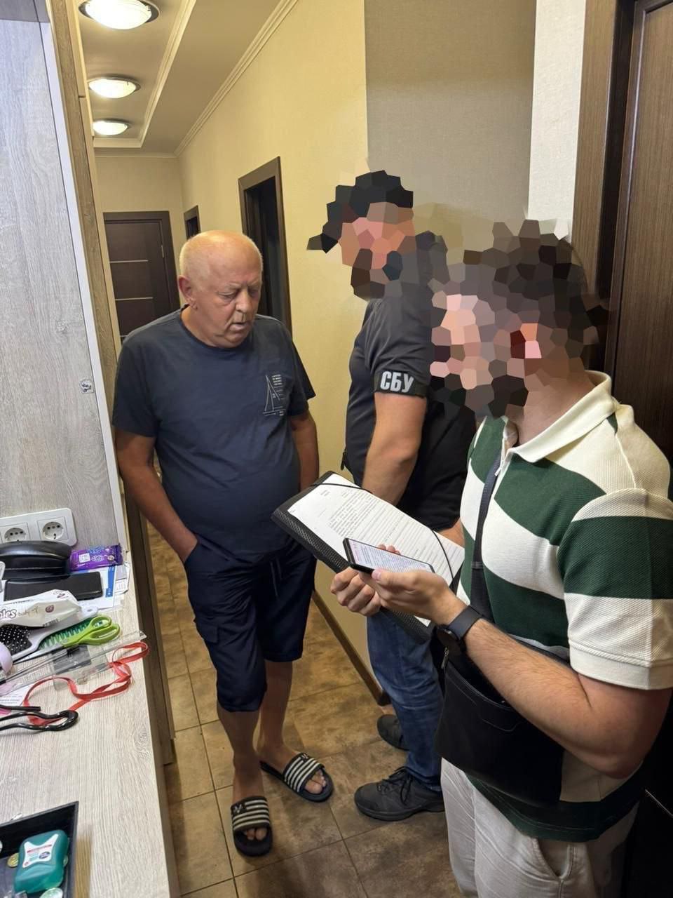 СБУ проводит обыски у детективов Национального антикоррупционного бюро Украины. Следственные действия идут одновременно в нескольких регионах Украины без решения суда. Сотрудников Бюро обвиняют в государственной измене, незаконной торговле с Россией и коррупции в интересах олигархов. Один из фигурантов якобы передавал секретные данные через окружение бывшего президента Януковича.