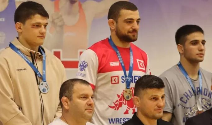  Альбик Петросян завоевал серебряную медаль на чемпионате России по спортивной борьбе среди студентов С 6 по 10 мая во Владикавказе проходит чемпионат России по спортивной борьбе среди студентов. В весе до 74 кг второе место занял Альбик Петросян, а в весовой категории до 70 кг третье место занял Юра Айрапетян. • Дзен • Сайт • TikTok • Facebook • Instagram • YouTube • X/twitter