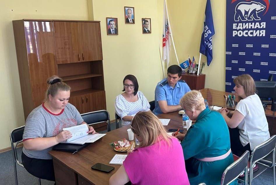 В Павловском местном отделении ВПП «Единая Россия» заместитель прокурора Павловского района Алексей Минаков совместно с социальным координатором государственного фонда содействия участникам СВО «Защитники Отечества» Еленой Кайсиной провели прием участников специальной военной операции и членов их семей  Граждане обратились по вопросам оказания содействия в назначении мер социальной поддержки, установления страховых выплат по случаю гибели военнослужащего, исполнения законодательства об исполнительном производстве, восстановлении утраченных документов. По всем вопросам даны разъяснения.  Соблюдение прав участников СВО и членом их семей на постоянном контроле прокуратуры района.  Работа в указанном направлении продолжается.