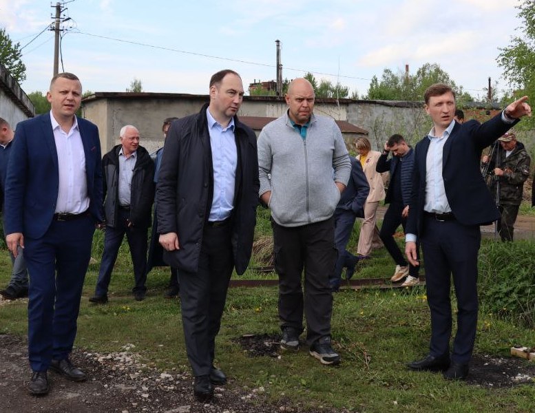 Вместе с коллегами проверил строительство котельной в поселке Жилево. В населенном пункте более 20 многоквартирных домов, горячее водоснабжение и отопление получают от старой паровой котельной. Котлы, установленные в советское время, пришли в негодность. Благодаря поддержке губернатора мы проводим модернизацию объектов теплоснабжения в округе. Современная автоматизированная модульная котельная на 8 МВт обеспечит более 1200 жителей поселка горячим водоснабжением и отоплением. Строительные работы ведет Мособлгаз, в сентябре планирует завершить строительство. На 2025-2027 годы в муниципалитете запланировано строительство 12 современных блочно-модульных котельных.