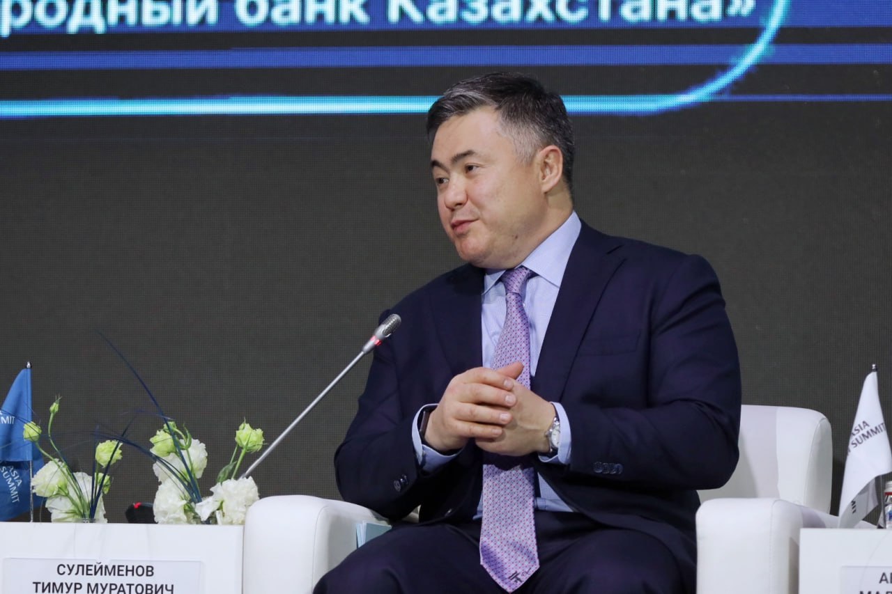 Kaspi вчера подписал бумаги о подключении к единому QR Тимур Сулейменов Саммит продолжается и звучат новые горячие заявления Глава Национального банка Тимур Сулейменов подтвердил 100 процентное подключение Kaspi kz к единому QR в Казахстане Слухи от отказе только слухи пишет Digital Business с форума Это не просто кнопочку нажал и все заработало Kaspi находится в проработке уже давно практически весь этот год И официальное участие Kaspi было подтверждено подписанным договором о присоединении вчера Поэтому Kaspi работает вполне конструктивную позицию занимает заявил Тимур Сулейменов